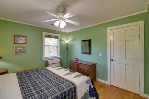 Roomy Riverfront Trout Valley Cabin with Fishing! - image 10