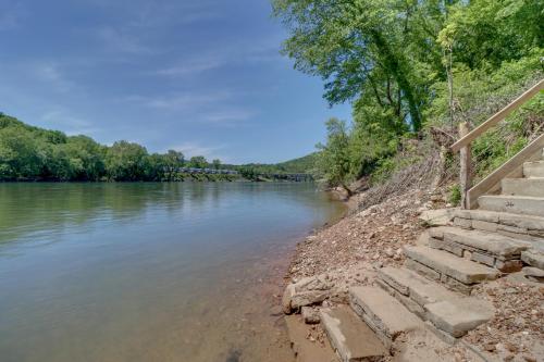 Roomy Riverfront Trout Valley Cabin with Fishing! - image 13