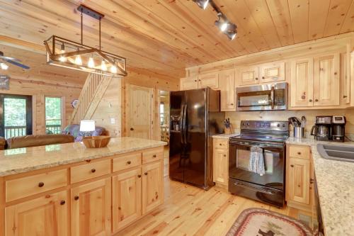 Private Ellijay Cabin with Hot Tub and Amenities! in Ellijay, USA