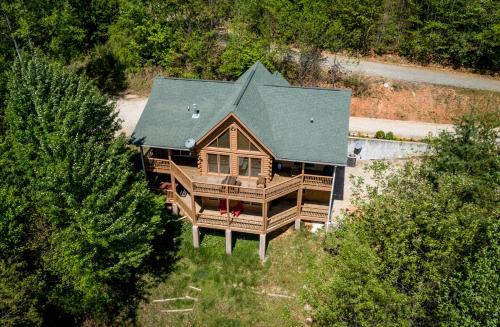 Quiet Haven Mountain Top Cabin - 3 Bedroom Cabin with Breathtaking Views in Topton, USA