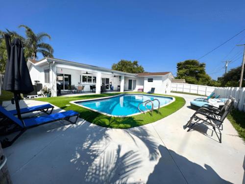 Luxurious & Modern Open Floor Plan Heated Pool Villa in Hollywood, USA