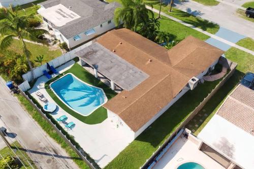 Luxurious & Modern Open Floor Plan Heated Pool Villa in Hollywood, USA
