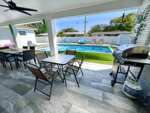 Luxurious & Modern Open Floor Plan Heated Pool Villa in Hollywood, USA