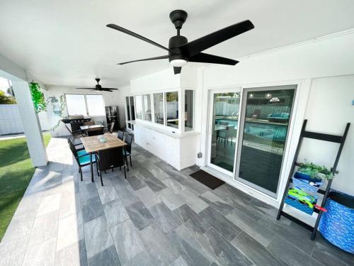 Luxurious & Modern Open Floor Plan Heated Pool Villa in Hollywood, USA
