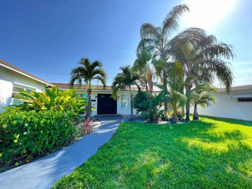 Luxurious & Modern Open Floor Plan Heated Pool Villa in Hollywood, USA