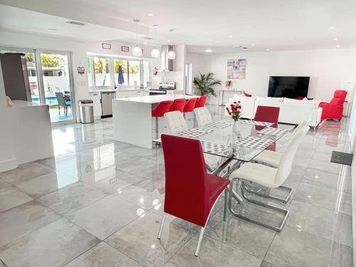 Luxurious & Modern Open Floor Plan Heated Pool Villa in Hollywood, USA