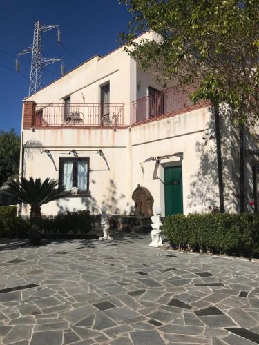  Villa San Pietro Relais & Chateaux - FraternitàGesuconfidointe in Santa Teresa di Riva