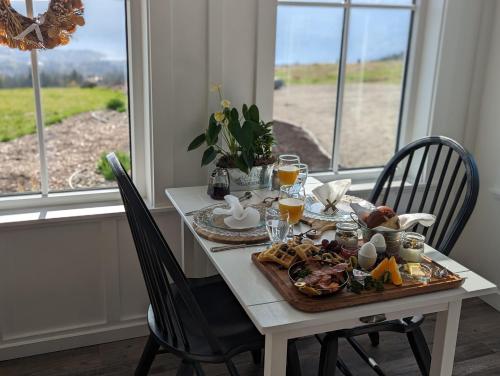 Autumn Lane, modern Farmhouse Style B&B with Stunning Lakeviews