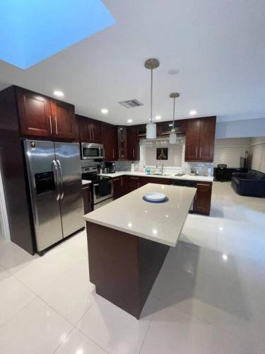 ห้องครัว, Modern Miami Oversized 3 Bedroom in Central Location near ป่าเวทมนต์ของซานต้า