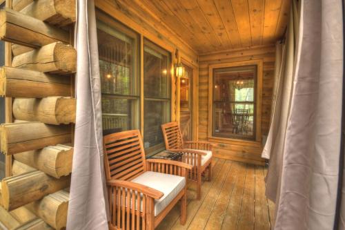 Tiny Creek Cabin Couples Retreat On Babbling Brook