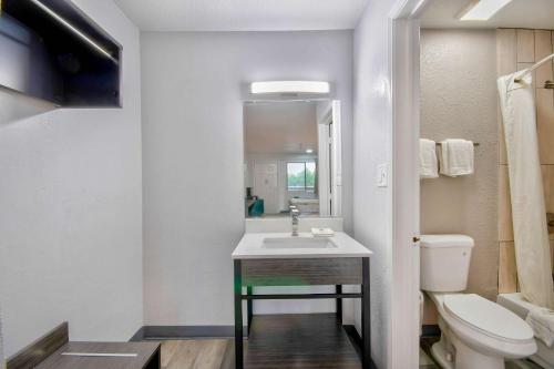 Rodeway Inn & Suites - image 9