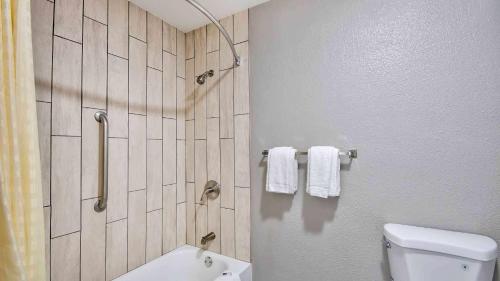 Studio 6 Texarkana TX - image 4