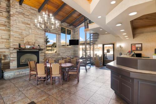 ห้องส่วนกลางสำหรับนั่งเล่น/ดูทีวี, The Inn at Tomichi Village in กันนิสัน (CO)