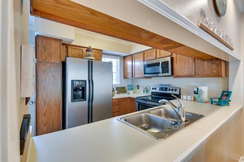 Coastal Vacation Rental - 2 Mi to Huntington Beach in Myrtle Beach, USA