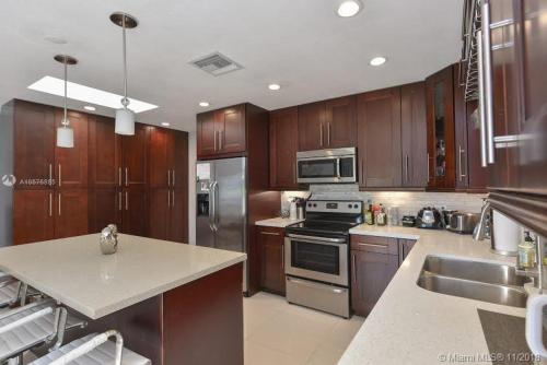 Modern Miami Oversized 3 Bedroom in Central Location near ป่าเวทมนต์ของซานต้า