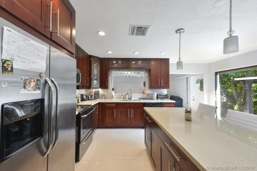 Modern Miami Oversized 3 Bedroom in Central Location near ป่าเวทมนต์ของซานต้า