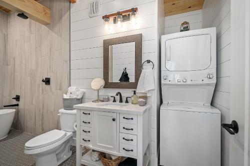 Whispering Pines - Lakeside in High Hill, USA