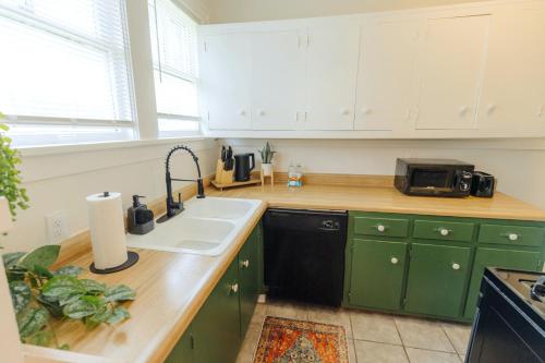 Konyha, Historic Revival King Bed Midtown Memphis 66 Fast WiFi Free Parking Yes Pets near Brooks Művészeti Múzeum