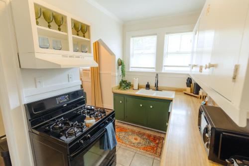 Konyha, Historic Revival King Bed Midtown Memphis 66 Fast WiFi Free Parking Yes Pets near Brooks Művészeti Múzeum