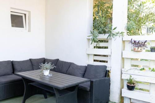 One-Bedroom Apartment image 2