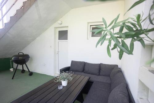 One-Bedroom Apartment image 1