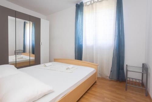 One-Bedroom Apartment image 4
