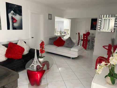 Beautiful House 7 min from Miami Airport w FREE parking – khách sạn tại Sân bay Quốc tế Miami