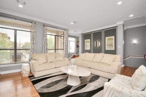 3BR 3Ba Upscale Luxury Home in The Heights near บ้านกระป๋องเบียร์