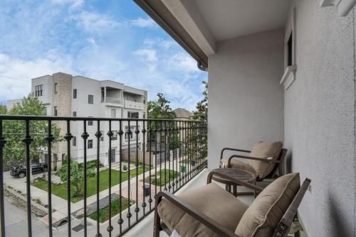 ระเบียง/ชานเรือน, 3BR 3Ba Upscale Luxury Home in The Heights near บ้านกระป๋องเบียร์