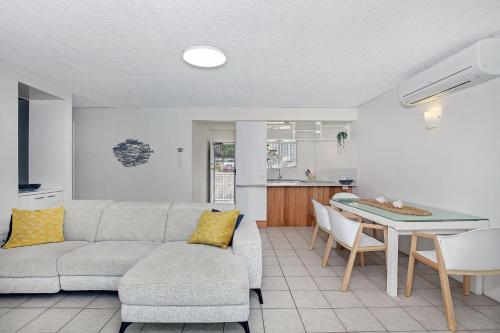 Beachcomber Unit 4 7 Dingle Ave - Caloundra