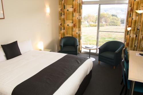 Shoreline Hotel Room Type - King Room with River View Shoreline Hotel Room Type - King Room with River View