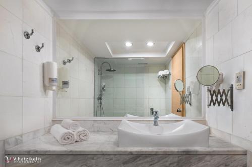 Double or Twin Room with Garden View image 4