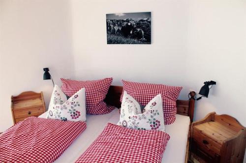 1 queen bed, 2 sofa beds