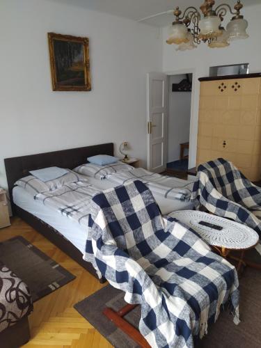 1 king bed, 2 twin beds