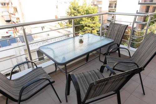 陽台/露台, Comfy flat located in Piraeus (E7) in 泰普希賽-烏永尼區
