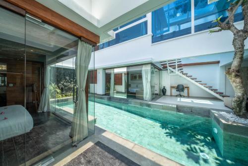 Villa Tykhe - Modern Balinese 4BR Pool Villa in Central Seminyak - image 5