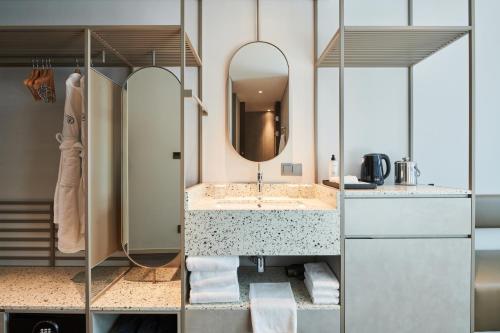 room detail thumbnail 2