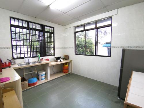 Kitchen, Cosy Homestay Ulu Tiram - Room only in Ulu Tiram