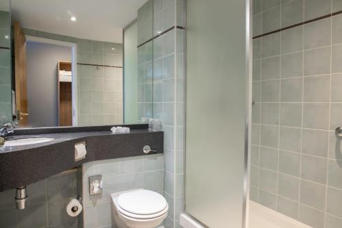 Bathroom, Knowsley Inn & Lounge formally Holiday Inn Express in Simonswood