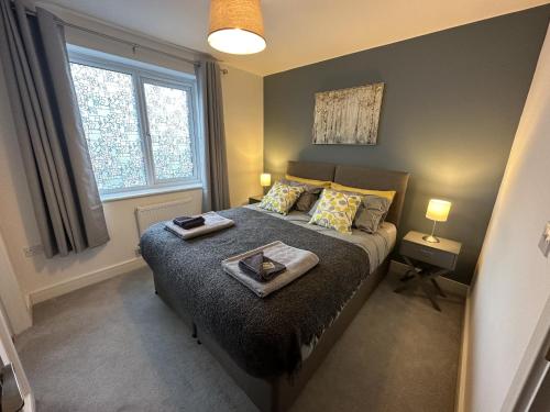 3 Bed Home Sleeps 6 - Long Stays - Contractors & Relocators with Parking, Garden & WiFi