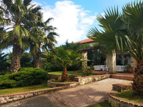 Naturstein-Mediterranhaus mit Gartenblick