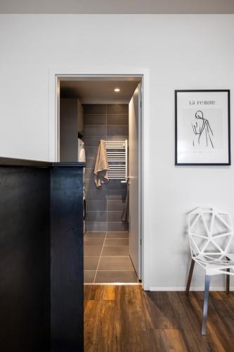Downtown Loft with Balcony & Parking, Рейкьявик (фото 9)