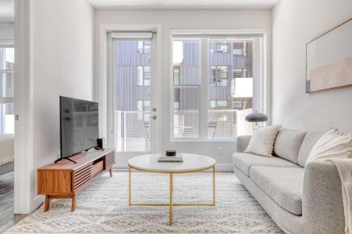 Melrose 2BR w Gym Pool nr Walk of Fame LAX-723 in Los Angeles, USA