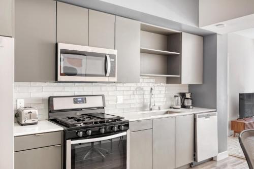 Melrose 2BR w Gym Pool nr Walk of Fame LAX-723 in Los Angeles, USA