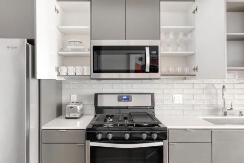 Melrose 2BR w Gym Pool nr Walk of Fame LAX-723 in Los Angeles, USA