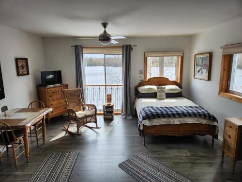 A szálláshely kívülről, Hebergement Cerfs-Tifie fermette in Lac-Goth (QC)