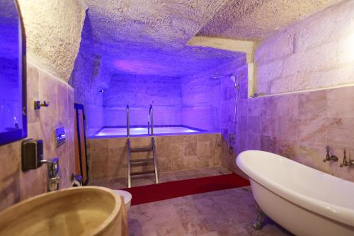 Travel Inn Cave Hotel Room Type - King Suite