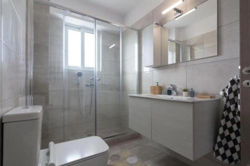 Zuhanyzó, New spacious apartment located in Piraeus in Terpsithea-Vryoni Negyed