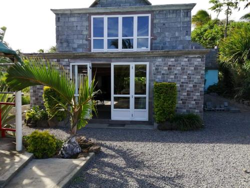 2 bedrooms house at Le Bouchon 200 m away from the beach with sea view furnished garden and wifi