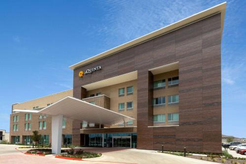 . La Quinta Inn & Suites by Wyndham Round Rock near Kalahari